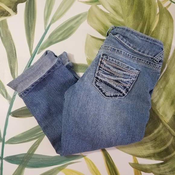 Cropped Distressed Jean's - Picture 2 of 8